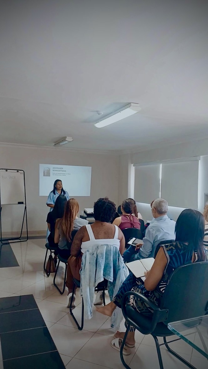 Participantes acompanhando aula presencial