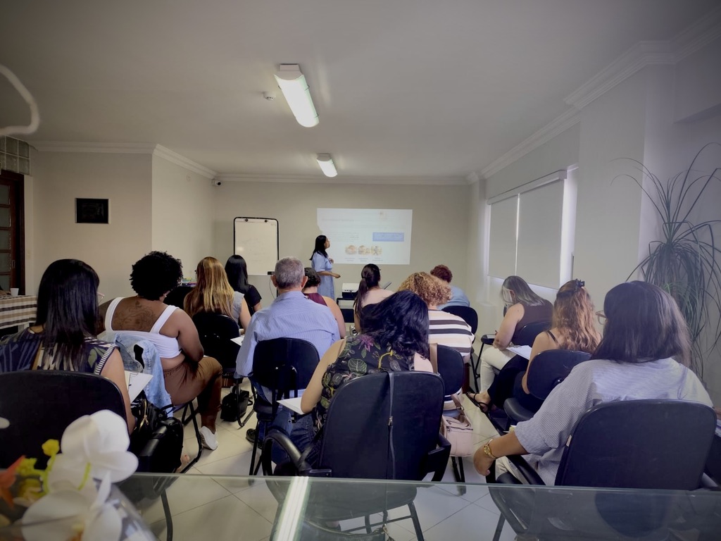 Instrutora apresentando ao grupo durante formação