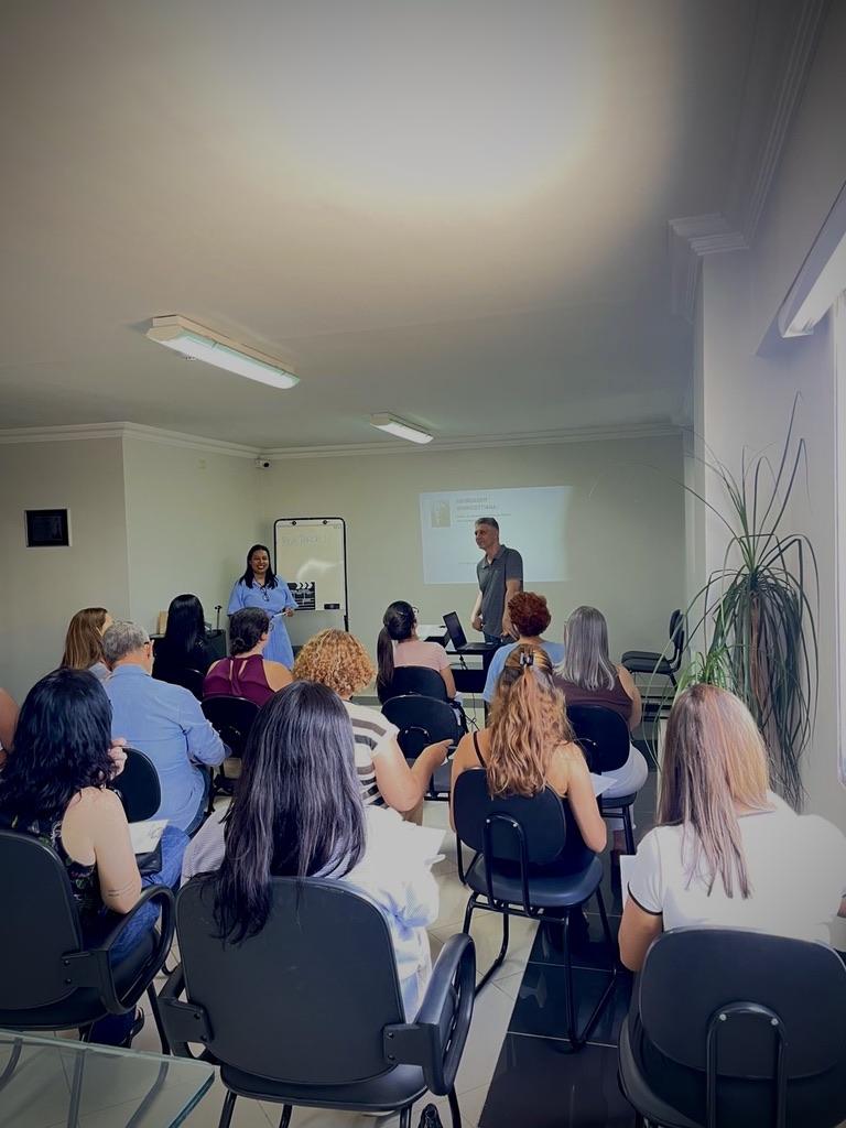 Turma de profissionais durante encontro presencial do Instituto Hupomnemata