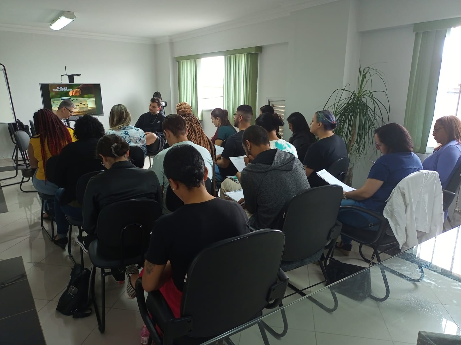 Sala com participantes em curso presencial